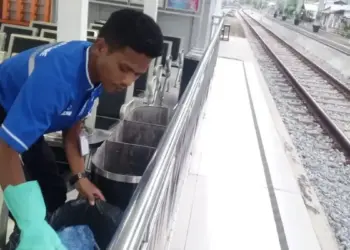 Petugas KAI Sumbar melakukan aksi heroik yang menyelamatkan ODGJ dari aksi bunuh diri. (dok. Humas KAI)