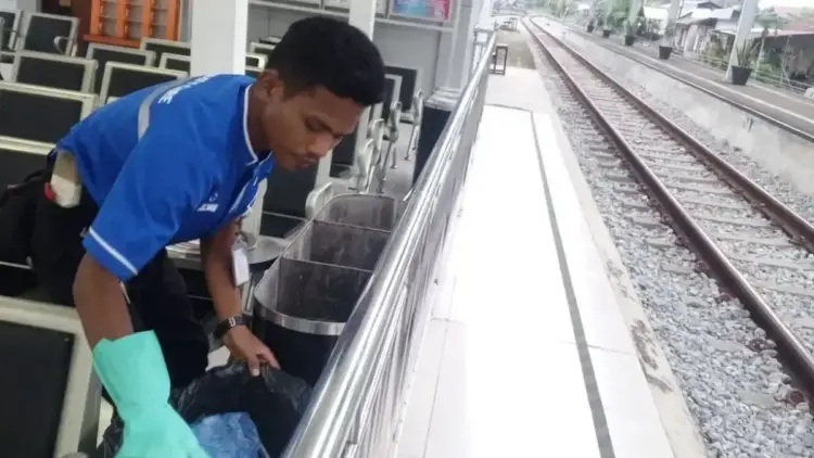 Aksi Heroik Petugas KAI Sumbar Selamatkan ODGJ dari Percobaan Bunuh Diri di Rel Kereta 1 Petugas KAI Sumbar melakukan aksi heroik yang menyelamatkan ODGJ dari aksi bunuh diri. (dok. Humas KAI)