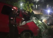 Angin Kencang, Satu Unit Mobil Ringsek Ditimpa Pohon Kedondong di Padang Besi