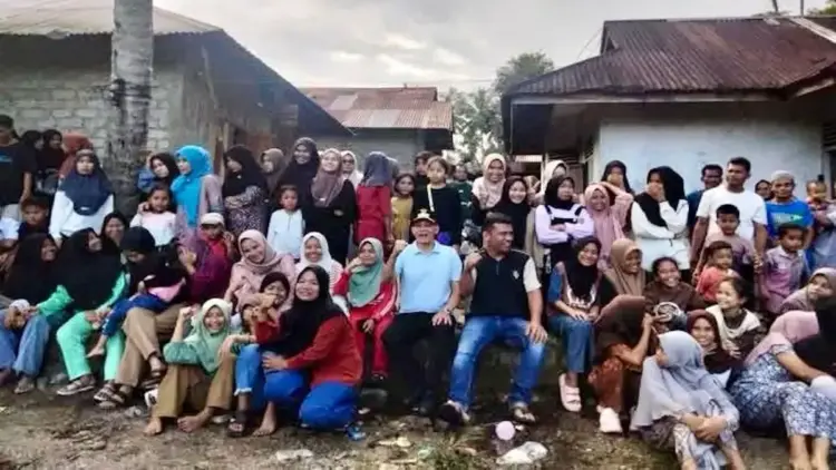 Politisi senior PPP Bona Lubis bersama masyarakat. (dok. istimewa)