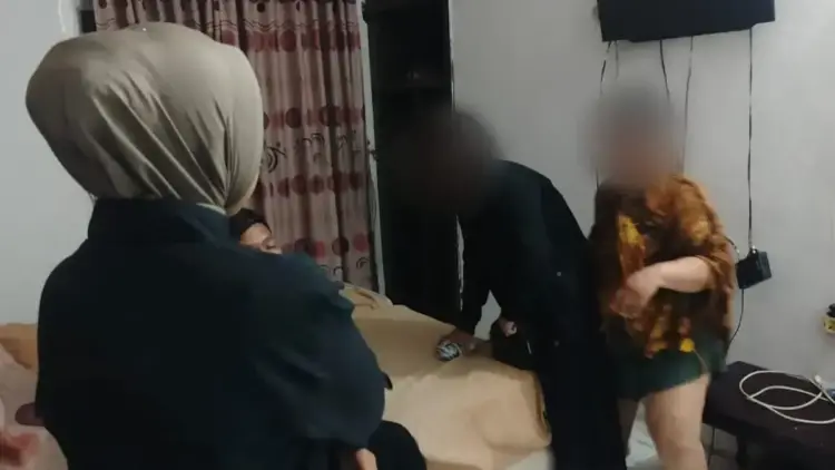 Belasan Orang Tanpa Surat Nikah Diamankan Satpol PP dalam Kamar Hotel di Padang 1 Remaja tanpa surat nikah diamankan dalam kamar hotel di Padang. (dok. Humas Pol PP Padang)