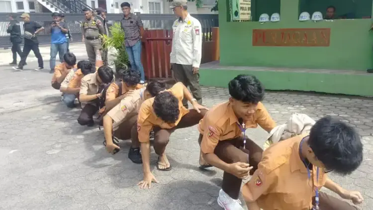 Satpol PP Padang amankan pelajar keluyuran saat jam pelajaran. (dok. Humas Pol PP Padang)