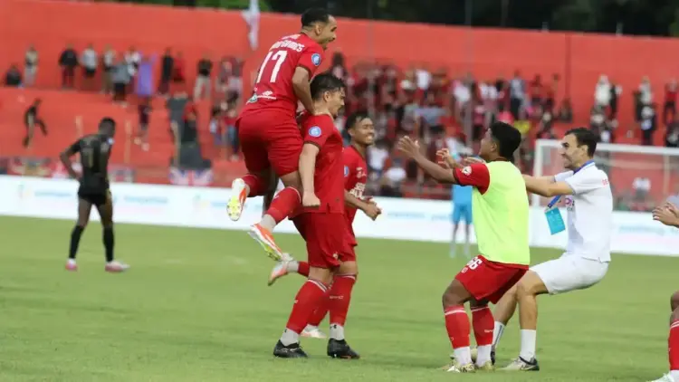 Selebrasi Tin Martic usai memastikan gol kemenangan Semen Padang FC. (dok. MO SPFC)