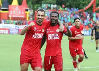 Selebrasi dua pemain Semen Padang FC yang golnya dianulir pada laga melawan PSIS. (dok. MO SPFC)