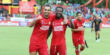 Selebrasi dua pemain Semen Padang FC yang golnya dianulir pada laga melawan PSIS. (dok. MO SPFC)