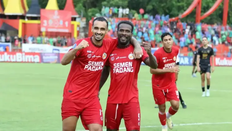 Selebrasi dua pemain Semen Padang FC yang golnya dianulir pada laga melawan PSIS. (dok. MO SPFC)