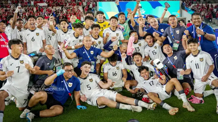 Selebrasi pemain pelatih dan ofisial Timnas U-17 usai memastikan lolos ke Piala Dunia. (dok. PSSI)
