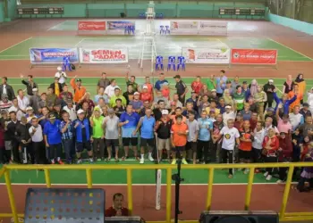 Seratusan insan tenis gelar halalbihalal di lapangan tenis Semen Padang. (dok. Humas)