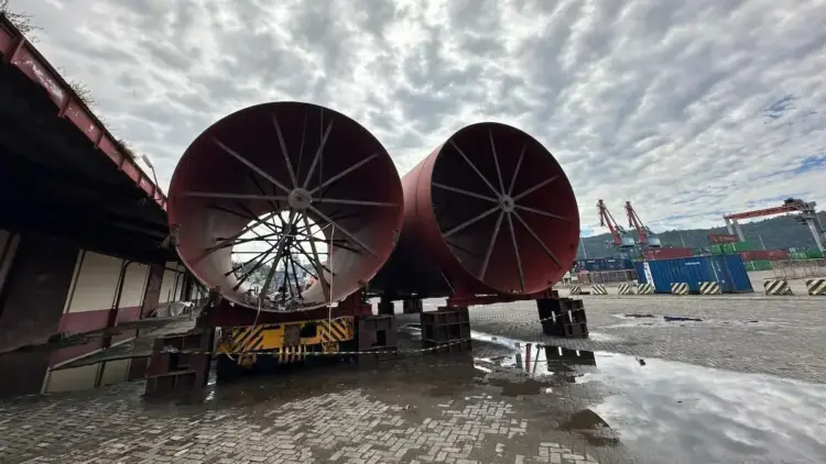 Penampakan Shell Kiln yang diproduksi oleh workshop BINS PT Semen Padang di Pelabuhan Teluk Bayur. Shell Kiln ini siap dikirim untuk memperkuat produksi PT semen Tonasa. (dok. Humas)
