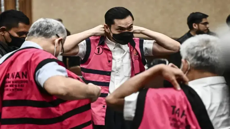 Terdakwa Korupsi Timah Rp4,57 Triliun Suparta Meninggal Dunia 1 Tiga terdakwa kasus dugaan korupsi tata niaga komoditas timah di wilayah izin usaha pertambangan (IUP) PT Timah tahun 2015-2022 Harvey Moeis (tengah), Suparta (kanan), dan Reza Andriansyah (kiri) mengenakan rompi tahanan usai menjaani sidang putusan di Pengadilan Tipikor, Jakarta, Senin (23/12/2024). ANTARA FOTO/Aprillio Akbar/tom.