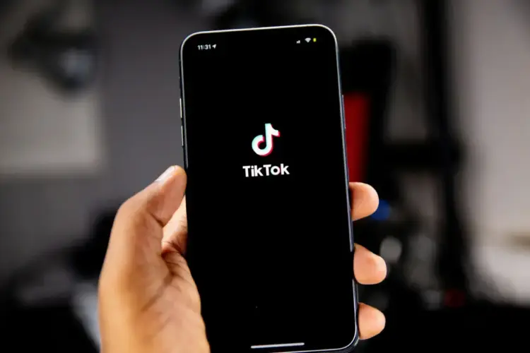 Cara Menghapus Watermark TikTok dari Video TikTok 1 Ilustrasi (Solen Feyissa/Unsplash)