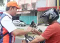 KAI Divre II Sumbar Gandeng Stakeholder Gelar Sosialisasi Disiplin di Perlintasan Sebidang KA 4 Sosialisasi disiplin lalu lintas di jalur kereta api oleh KAI Divre II Sumbar. (dok. Humas KAI)