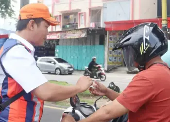 Sosialisasi disiplin lalu lintas di jalur kereta api oleh KAI Divre II Sumbar. (dok. Humas KAI)