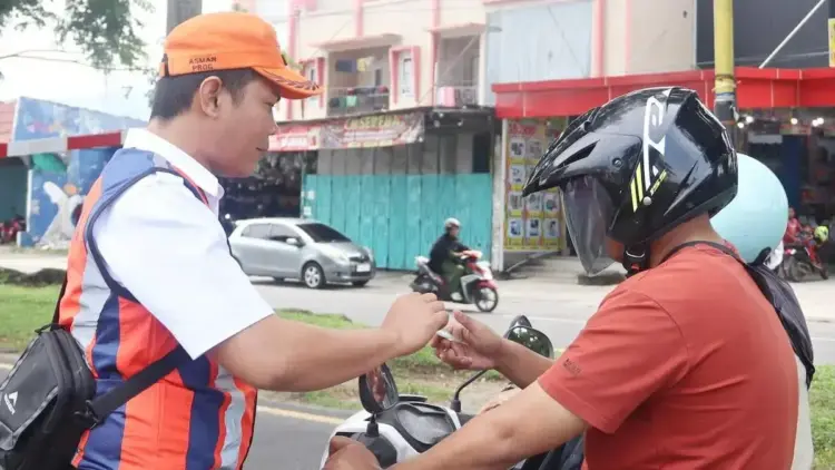 Sosialisasi disiplin lalu lintas di jalur kereta api oleh KAI Divre II Sumbar. (dok. Humas KAI)