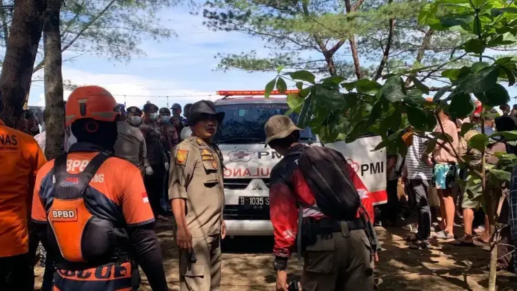 Kerja Keras Evakuasi Korban Terseret Ombak, Wako Fadly Amran Apresiasi Tim Gabungan 1 Suasana di lokasi evakuasi korban terseret ombak Pantai Ujung Batu. (dok. istimewa)