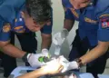 Petugas Damkar Padang Bantu Lepaskan Cincin dari Jari Pasien di RSUP DR. M. Djamil 5 Tim Damkar Padang lepaskan cincin yang tersangkut di jari pasien RSUP DR. M Djamil Padang. (dok. Damkar Padang)