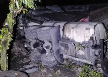 Truk CPO hantam rumah warga di pinggir Jalan Raya Indarung. (dok. istimewa)