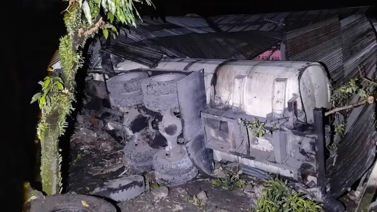 Truk CPO hantam rumah warga di pinggir Jalan Raya Indarung. (dok. istimewa)