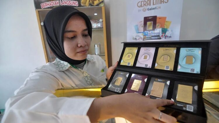 Harga Emas Hari Ini Naik, Antam Tembus Rp2,34 Juta per Gram 1 Ilustrasi - Pegawai menata kepingan emas yang dijual di Kantor Pegadaian Cabang di Kota Bengkulu, Bengkulu. ANTARA FOTO/Muhammad Izfaldi/tom/am.