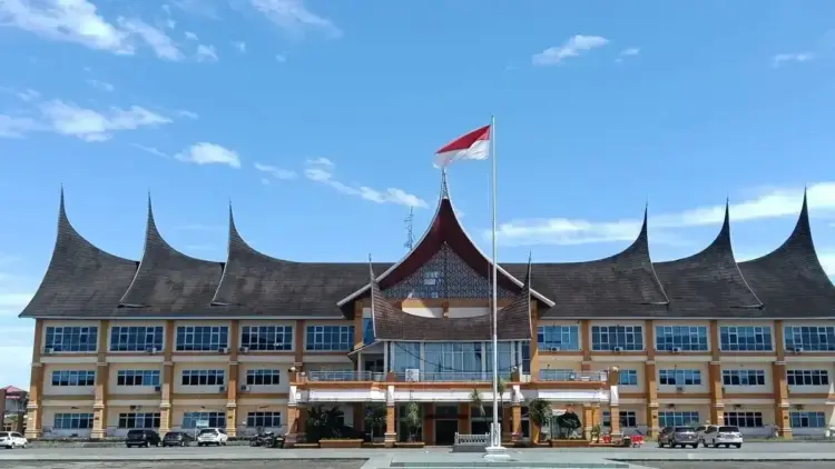 Kantor Bupati Pasaman Barat. Pemkab setempat telah mengusulkan ke pemerintah pusat untuk memperoleh pembangunan Sekolah Rakyat, dan masih menunggu survei lokasi. ANTARA/Altas Maulana.