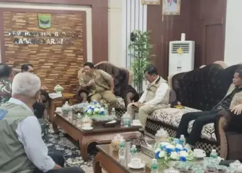 Warga Ulakan Tapakis Kompak Tangani Banjir, Kepala BNPB: Ini Contoh Kolaborasi Hebat