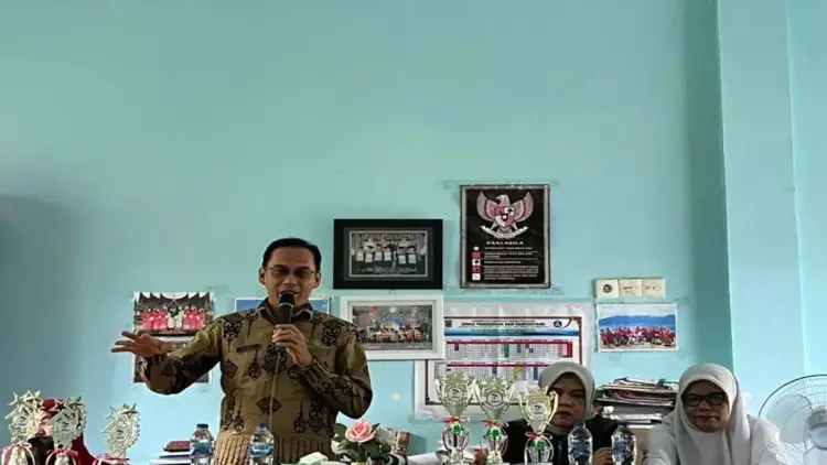 Dugaan Pencabulan di SMAN 1 Sungai Geringging, Pemkab Padang Pariaman Turun Tangan 1 Kepala Dinas Pendidikan dan Kebudayaan Kabupaten Padang Pariaman, Sumbar Anwar saat mengikuti kegiatan di salah satu sekolah di daerah itu. Antara/Doc. Pribadi Anwar
