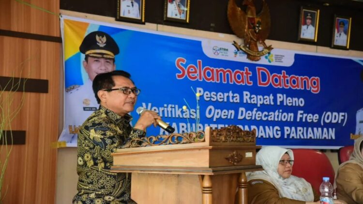 Bupati Padang Pariaman, Sumbar John Kenedy Azis memberikan sambutan pada rapat pleno dan deklarasi Padang Pariaman bebas dari praktik BABS. Antara/HO-Diskominfo Padang Pariaman