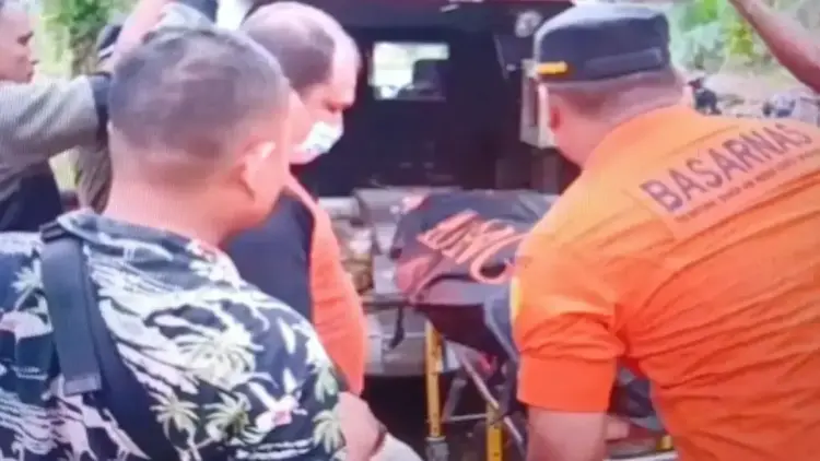 Hari Kelima Pencarian, Tim SAR Temukan Potongan Tubuh Korban Diterkam Buaya di Pasaman Barat 1 Tim gabungan Badan Nasional Pencarian dan Pertolongan (Basarnas) Pos Pasaman, Sumatera Barat saat mengevakuasi potongan tubuh korban yang diduga diterkam buaya di Kabupaten Pasaman Barat, Kamis (1/5/2025). ANTARA/HO-Pos Sar Pasaman