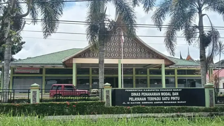 Dinas Penanaman Modal dan Pelayanan Terpadu Satu Pintu (DPMPTSP). Pada triwulan I tahun 2025 dinas setempat teleh mengeluarkan 828 berbagai jenis izin. ANTARA/Altas Maulana.