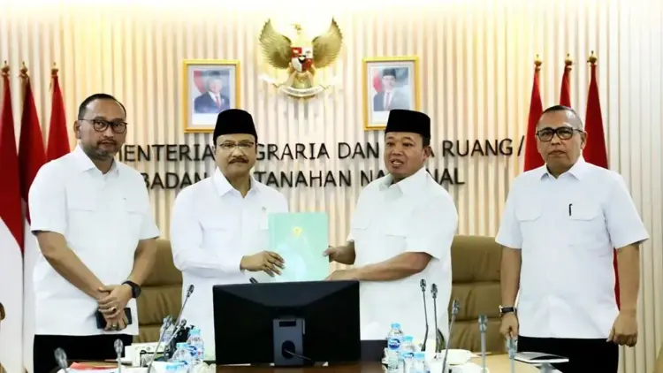 Dukung Sekolah Rakyat, Menteri ATR/BPN Siap Selesaikan Sertifikasi Lahan Maksimal Dua Bulan 1 Menteri Sosial Saifullah Yusuf bersama Menteri Agraria dan Tata Ruang/Kepala Badan Pertanahan Nasional (ATR/BPN) Nusron Wahid melakukan pertemuan membahas proses sertifikasi lahan untuk Sekolah Rakyat, Jakarta, Rabu (30/4/2025). ANTARA/HO-Biro Humas Kemensos/aa. (Handout Biro Humas Kemensos)