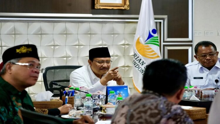 Menteri Sosial (Mensos) Saifullah Yusuf melakukan audiensi dengan sejumlah pejabat dan tokoh dari berbagai lembaga di Ruang Rapat Menteri Sosial, Kantor Kemensos Salemba, Jakarta pada Rabu (21/5/2025). (ANTARA/HO-Biro Humas Kemensos)