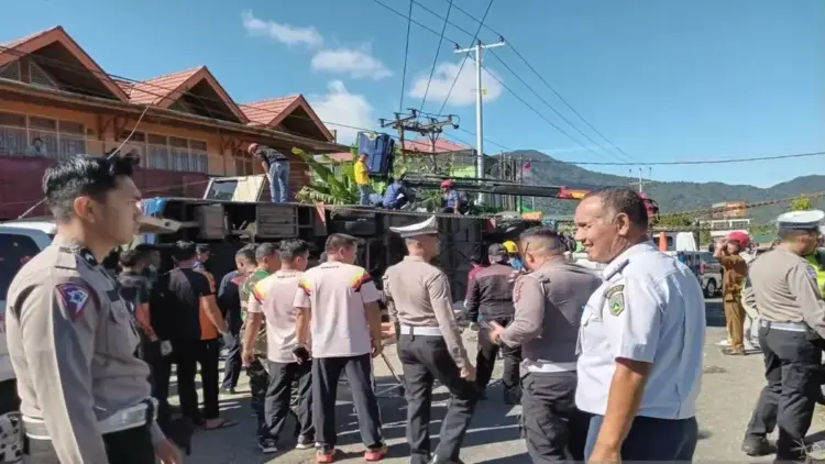 Bus ALS Tabrak Pembatas Jalan di Padang Panjang, 9 Orang Tewas, 22 Lainnya Luka-Luka 1 Sejumlah petugas kepolisian dan Basarnas melakukan evakuasi korban kecelakaan bus ALS di Padang Panjang, Selasa (6/5/2-25). ANTARA.HO-Ist