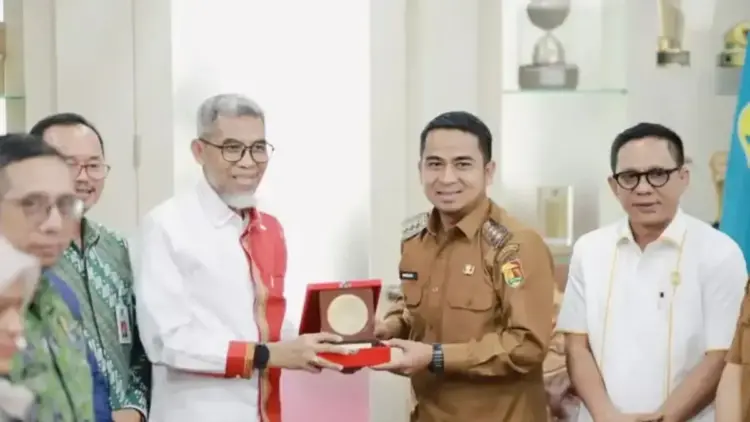 Wali Kota Solok Ramadhani Kirana Putra saat menerima kunjungan kerja Direktur Jenderal Kekayaan Intelektual (Dirjen KI) Kementerian Hukum Republik Indonesia Razilu ke Kota Solok, Sumatera Barat. ANTARA/HO-Diskominfo Solok.