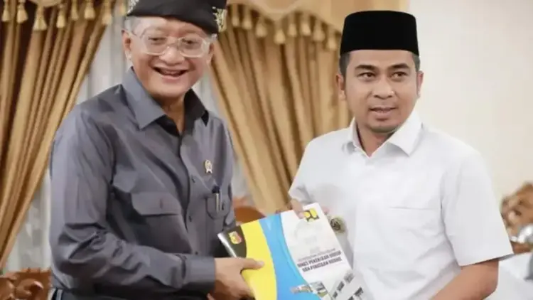 Wali Kota Solok Ramadhani Kirana Putra menyerahkan langsung proposal tersebut ke Menteri PU Dody Hanggodo saat melakukan kunjungan kerja ke Sumatera Barat pada Jumat (2/5/2025). ANTARA/HO-Diskominfo Solok.