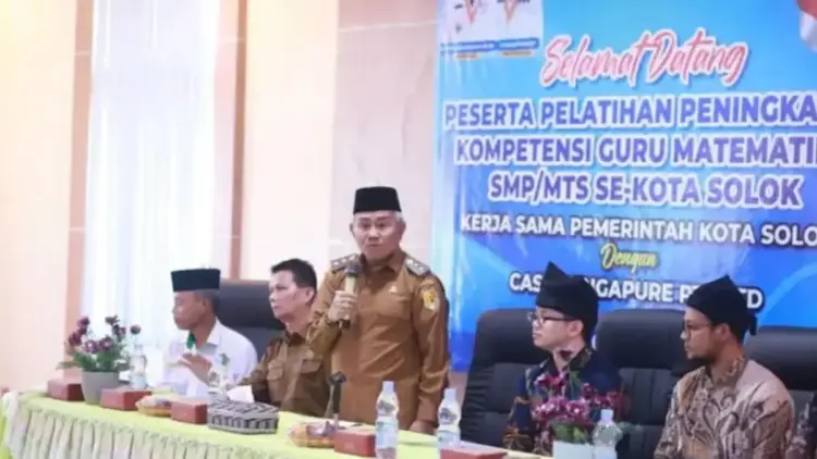 Solok Jadi Satu-satunya Kota Percontohan Nasional Penggunaan Kalkulator Saintifik 1 Wakil Wali Kota (Wawako) Solok Suryadi Nurdal saat menghadiri kegiatan pelatihan penggunaan kalkulator saintifik bagi para guru matematika di Kota Solok, Sumatera Barat. ANTARA/HO-Diskominfo Solok.