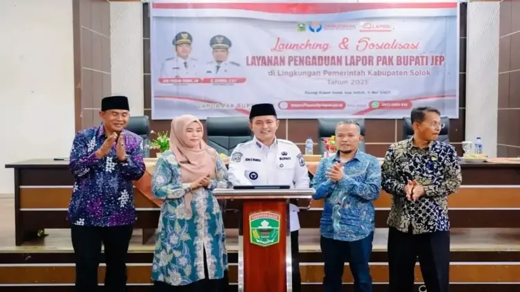 Bupati Solok Jon Firman Pandu menghadiri peluncuran layanan pengaduan lapor pak bupati JFP berbasis daring di ruangan Solok Nan Indah, Kabupaten Solok, Sumatera Barat. ANTARA/HO-Diskominfo Solok.
