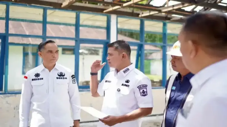 Pemkab Solok Anggarkan Rp7,6 Miliar Bangun Sekolah Rakyat 1 Bupati Solok Jon Firman Pandu saat meninjau lokasi pembangunan sekolah rakyat di Jorong Lubuk Selasih, Nagari Batang Barus, Kabupaten Solok, Sumatera Barat. ANTARA/HO-Diskominfo Solok