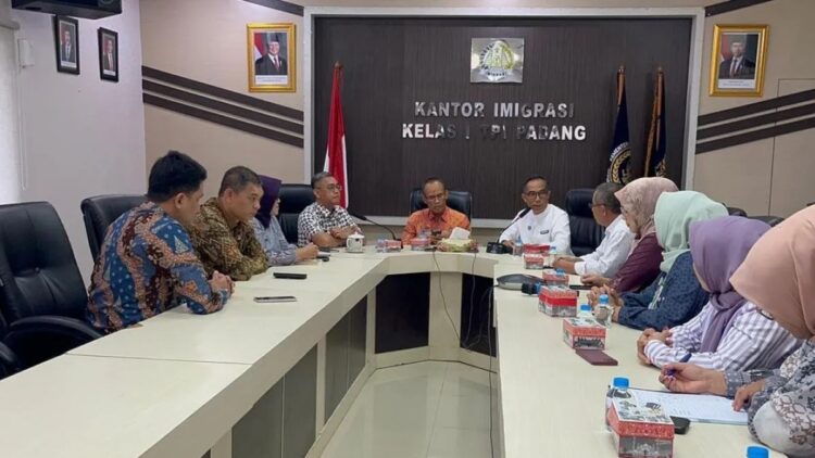 Sekda Kabupaten Solok Medison didampingi Kepala DPMPTSPNAKER Aliber Mulyadi dan jajaran saat berkunjung ke Kantor Wilayah Imigrasi Sumatera Barat, Jumat (16/5). ANTARA/HO-Diskominfo Solok.