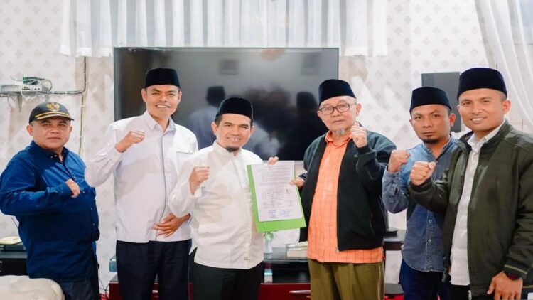 Warga Air Dingin Sepakati Pembebasan Lahan Jalan Alternatif Solok–Solok Selatan 1 Bupati Solok Candra menerima kunjungan Wali Nagari Heril Wandi beserta masyarakat Nagari Aia Dingin dalam rangka penyerahan surat pernyataan pembebasan lahan untuk pembangunan jalan nasional. ANTARA/HO-Diskominfo Kabupaten Solok.