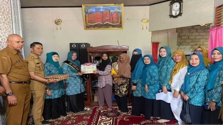 Ketua Tim Penggerak PKK Kota Solok Dona Ramadhani Kirana Putra menyerahkan bantuan untuk Gerakan Orang Tua Asuh Cegah Stunting (Genting), di Kelurahan Tanah Garam dan Kampung Jawa. ANTARA/HO-Diskominfo Kota Solok.