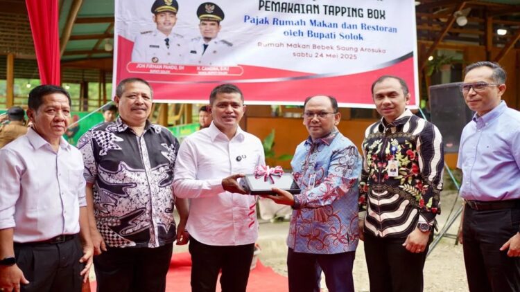 Bupati Solok Jon Firman Pandu saat memasang tapping box pajak di salah satu rumah makan dan restoran di Kabupaten Solok. ANTARA/HO-Diskominfo Solok.