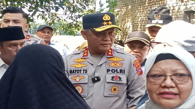 Kapolda Sumbar Bebaskan ODGJ yang 15 Tahun Dipasung di Padang Pariaman 1 Kapolda Sumbar saat mengawal pelepasan pasung ODGJ di Padangpriaman pada Senin (26/6). ANTARA/HO-Polda Sumbar.