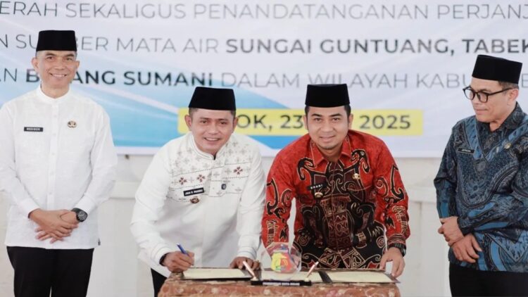 Kolaborasi Kota dan Kabupaten Solok, Air Bersih Perumda Pincuran Gadang Kini Dikelola Bersama 1 Bupati Solok Jon Firman Pandu bersama Wali Kota Solok Ramadhani Kirana Putra menandatangani surat perjanjian kerja sama mengenai pengelolaan air bersih. ANTARA/HO-Diskominfo Kota Solok
