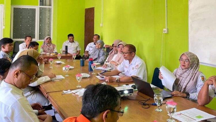 Sejumlah OPD bersama DLH Kota Solok saat menggelar FGD untuk menangani persoalan sampah dan penurunan kualitas air serta pembahasan tentang isu prioritas kebersihan lingkungan hidup. ANTARA/HO-Diskominfo Solok.