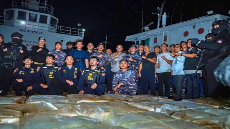 Arsip foto- Kepala BNN Komjen Pol. Marthinus Hukom meninjau Kapal MT Sea Dragon Tarawa di dermaga Bea Cukai Batam Tanjung Uncang, Kepulauan Riau, Rabu (21/5/2025). (ANTARA/HO-BNN RI)