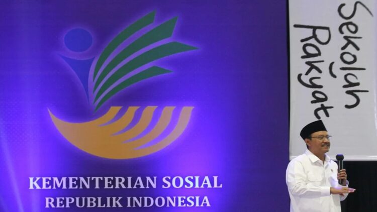 Menteri Sosial Saifullah Yusuf berpidato saat kunjungan kerja di sekolah International Islamic Boarding School (IIBS) Al Hikmah, Batu, Jawa Timur, Senin (19/5/2025). (ANTARA FOTO/ARI BOWO SUCIPTO)