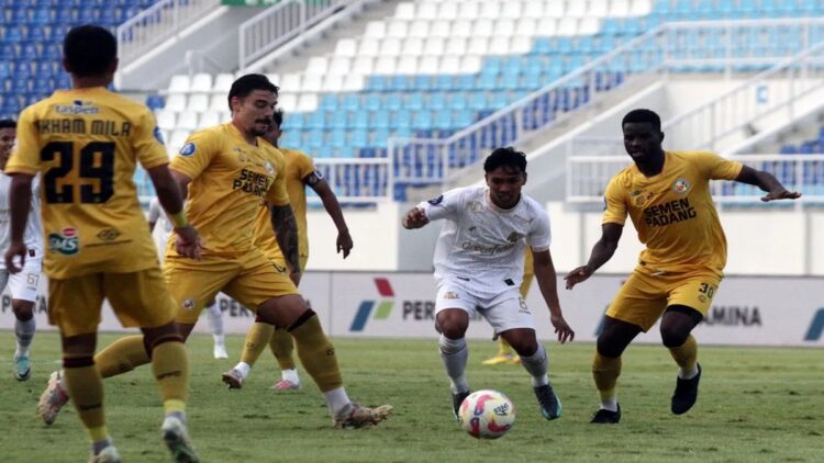 Pesepakbola Arema FC Arkhan Fikri (dua kanan) berusaha melepaskan diri dari hadangan tiga pesepakbola Semen Padang dalam pertandingan Liga 1 di Kanjuruhan, Malang, Jawa Timur, Sabtu (24/5/2025). (ANTARA FOTO/ARI BOWO SUCIPTO)