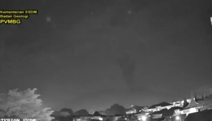 Erupsi Marapi Gegerkan Warga Agam dan Tanah Datar, Kaca Rumah Bergetar dan Dentuman Keras Terdengar