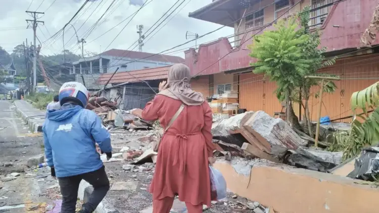 Cegah Kecelakaan Berulang, Gubernur Sumbar Dukung Usulan Lajur Penyelamat di Padang Panjang 1 Warga melintas di lokasi tempat kejadian perkara kecelakaan maut bus ALS di sekitar Terminal Bukit Surungan, Kota Padang Panjang, Provinsi Sumatera Barat. ANTARA/Muhammad Zulfikar