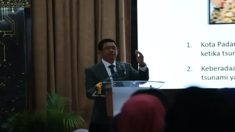 Kepala Badan Nasional Penanggulangan Bencana (BNPB) Letjen TNI Suharyanto saat memberikan kuliah umum di Universitas Andalas, Sumatera Barat, Rabu (7/5/2025). (ANTARA/Muhammad Zulfikar)